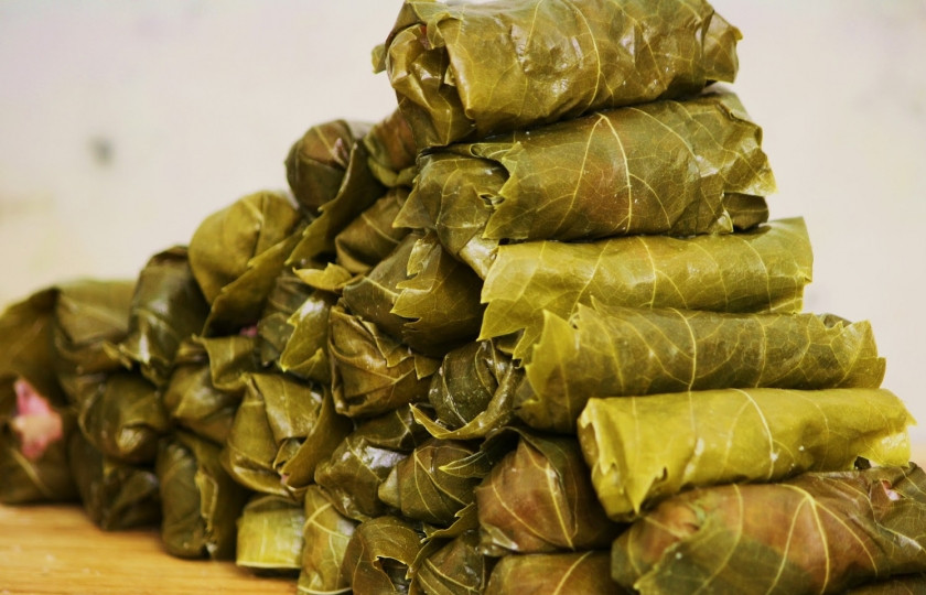 1. Этап. Долма по-азербайджански: 12. Таким же образом заверните всю начинку в виноградные листья.