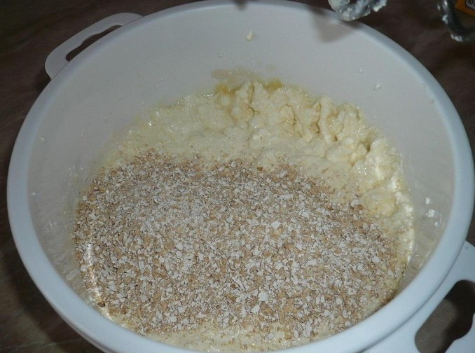 1. Этап. Творожная запеканка с отрубями: 4. Добавляем отруби и продолжаем взбивать.