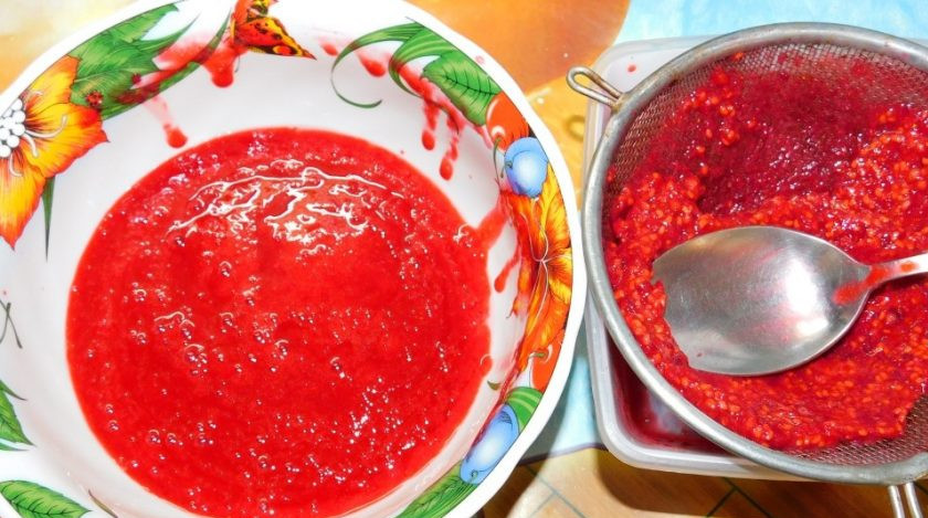 1. Этап. Куриные бедра в малиновом маринаде: Малину измельчите в пюре и процедите через сито, чтобы удалить косточки.