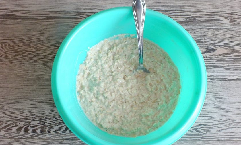 1. Этап. Овсяные вафли с яблоком: Тесто хорошо перемешайте и оставьте еще на 10 минут. За это время разогрейте вафельницу.