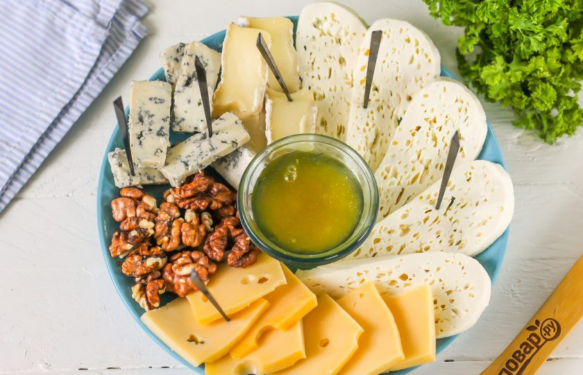 1. Этап. Сырная тарелка на Новый год: Нарежьте сыр 