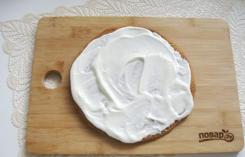 1. Этап. Сметанный торт с медовыми коржами: Намажьте каждый корж сметанным кремом.