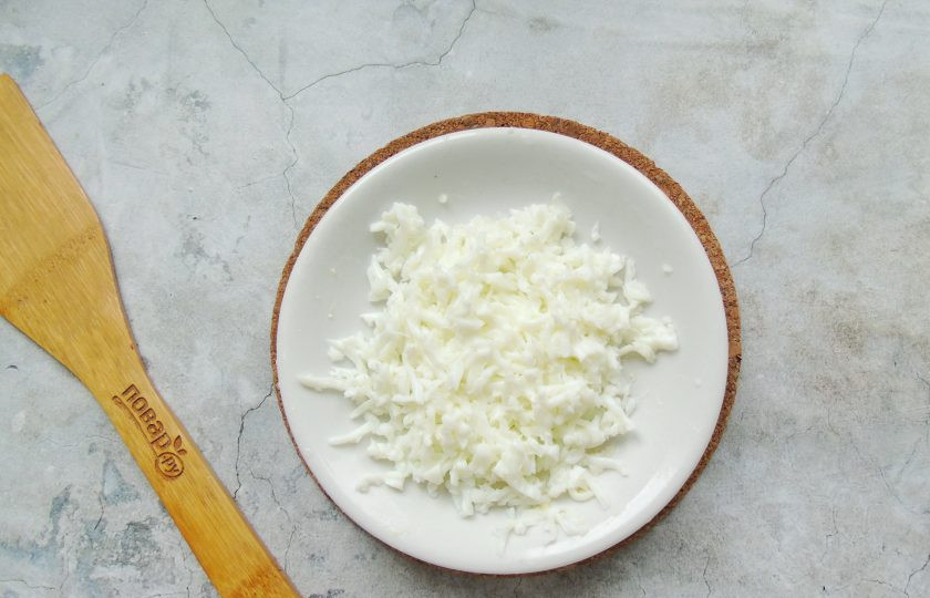 1. Этап. Слоеный салат Граф с курицей, свеклой и черносливом: Яйца сварите вкрутую. Охладите и очистите. Отделите белки от желтков. Натрите белки на терке.