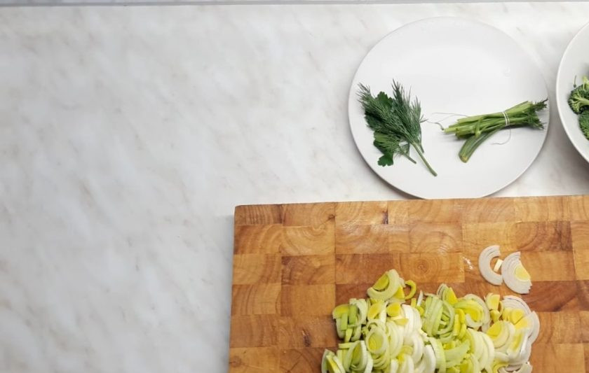 1. Этап. Вкусный суп из брокколи: 1. Мягкую часть брокколи отделите от корешков. Лук-порей нарежьте тонкими полукольцами.