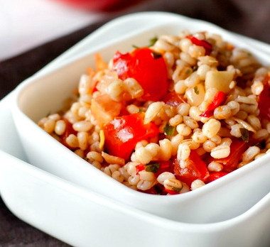 1. Этап. Гарнир из перловки: На сильном огне, помешивая, гарнир из перловки с овощами приготовится быстро. Через 5-7 минут снимаем блюдо с огня. Перекладываем в тарелочку. Все готово! Можно подавать гарнир с мясом, рыбой или просто так, если вы на диете.