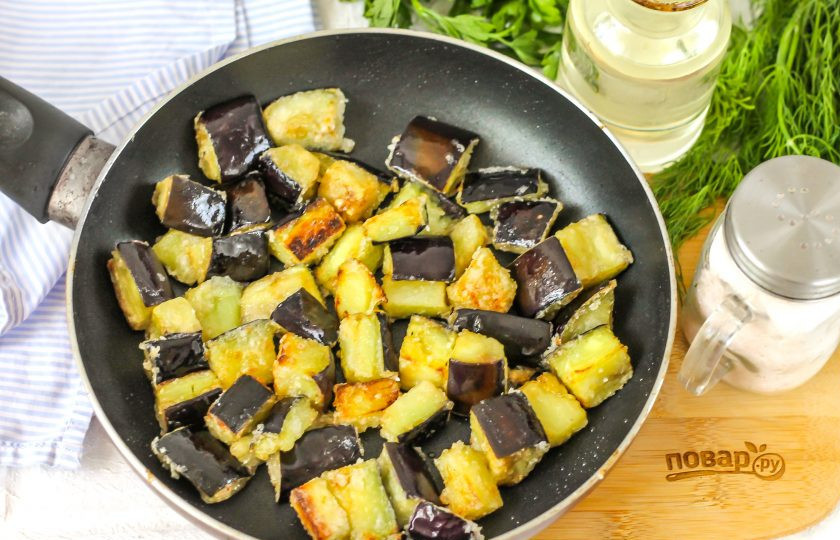 1. Этап. Лаззат: Прогрейте сковороду с растительным маслом и высыпьте в него баклажанную нарезку. Обязательно выкладывайте только в раскаленное масло, чтобы панировка сразу обжаривалась. Убавьте нагрев до среднего и жарьте нарезку примерно 3-4 минуты, время от времени перемешивая.