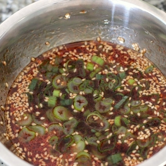 1. Этап. Припущенный тофу: В небольшой миске смешиваем все ингредиенты для соуса - все, кроме тофу.