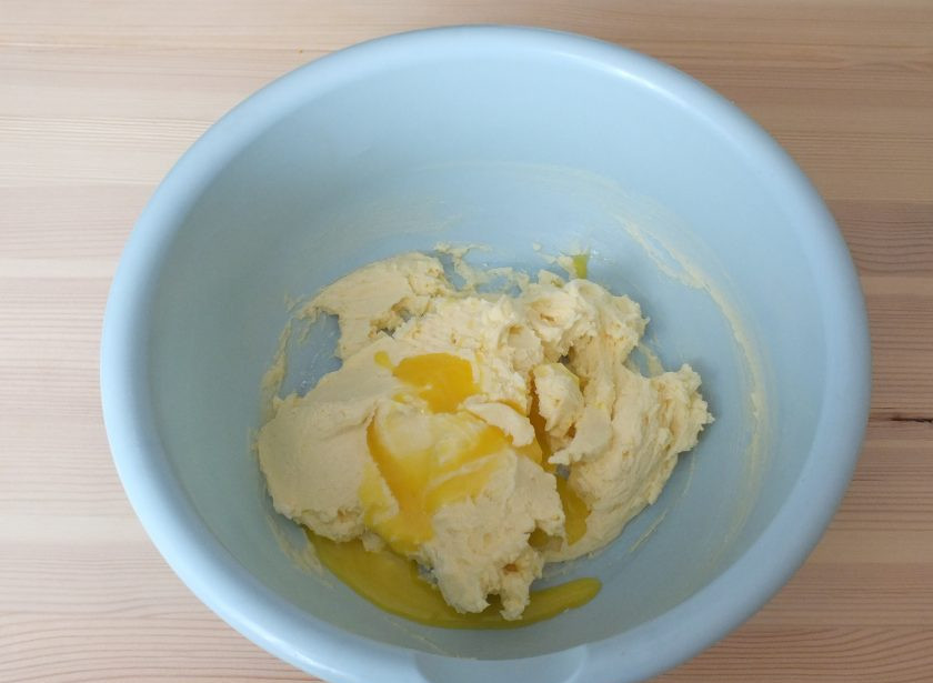 1. Этап. Песочники: Добавьте желток и еще раз взбейте.