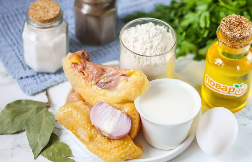 1. Этап. Фриттатензуппе: Подготовьте указанные ингредиенты, их потребуется совсем немного. Бульон можно отварить заранее, он должен быть мясным или куриным.