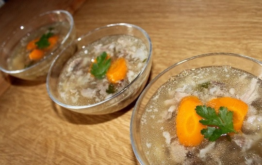 1. Этап. Холодец: На дно небольших но глубоких тарелок выложим кружочки моркови, которая варилась вместе с мясом. Затем выложим измельченное мясо и заливаем бульоном. Верх холодца тоже украсим кружочками моркови.