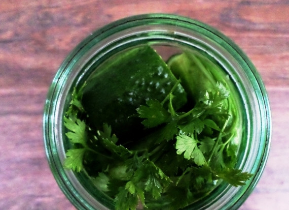 1. Этап. Огурчики с кетчупом на зиму: Сверху на огурцы выложите оставшуюся зелень петрушки.