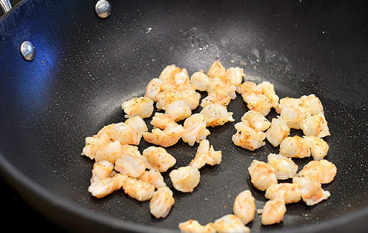 1. Этап. Соус под рис: 4. Если блюдо, как в данном случае, будет подаваться к столу с креветками, их предварительно нужно отварить, очистить, а затем обжарить на сковороде. При желании добавить щепотку перца или другие специи по вкусу.