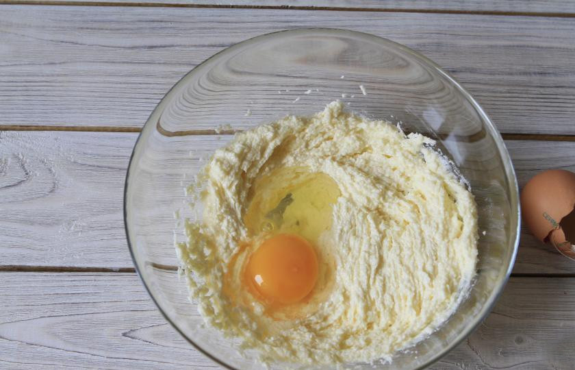 1. Этап. Торт на День Рождения своими руками: Поочередно вбейте яйца, продолжайте взбивать массу.