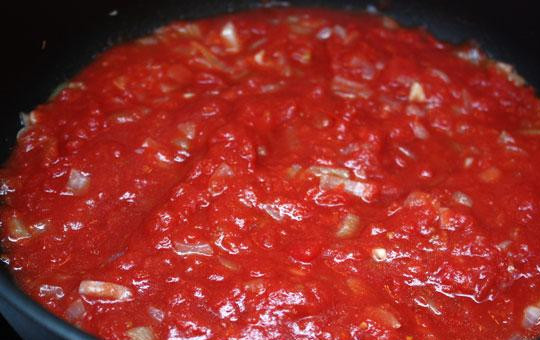 1. Этап. Паста с семгой и креветками: Когда лук и чеснок зазолотятся - заливаем их томатным пюре. Доводим смесь до кипения, после чего на медленном огне прогреваем еще 5-7 минут.