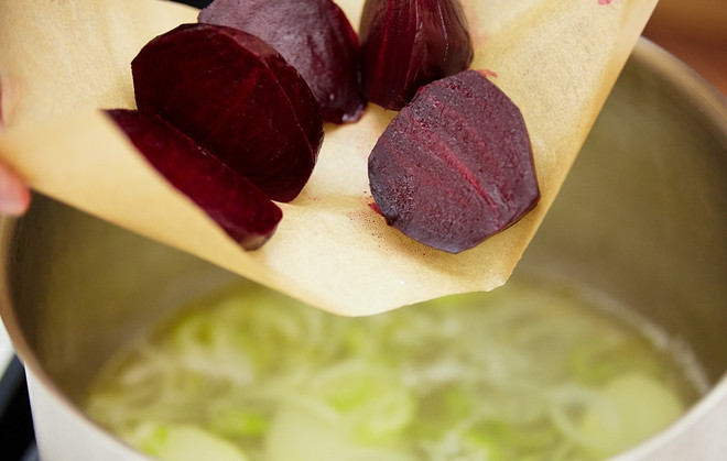 1. Этап. Суп со свеклой и щавелем: Готовую свеклу нарежьте и отправьте в кастрюлю к остальным ингредиентам.