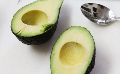 1. Этап. Салат с авокадо и курицей: Для начала почистите авокадо.