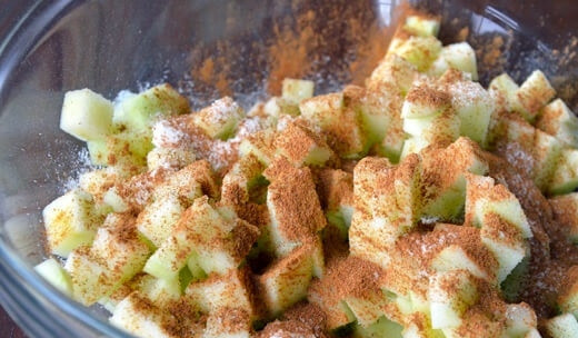 1. Этап. Мини пирожки: 2. В данном случае в качестве начинки используются нарезанные кубиками яблоки, смешанные с сахаром, соком лимона и корицей. Можно добавить немного крахмала.