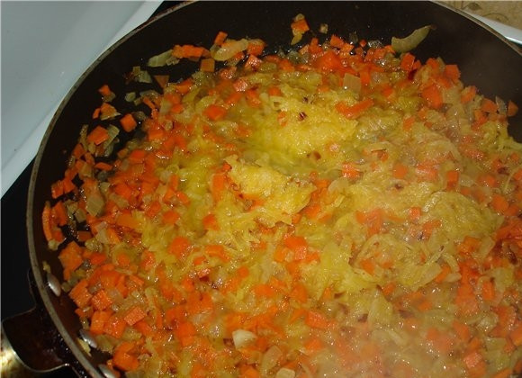 1. Этап. Фаршированный батон в духовке: 2. Очистите и измельчите кубиками лук. Морковь и кабачок натрите на средней терке. Выложите овощи на сковороду с небольшим количеством растительного масла, обжарьте до мягкости. Также можете добавить в рецепт приготовления фаршированного батона в духовке и другие овощи по вкусу, а также специи и сушеные травы для аромата.