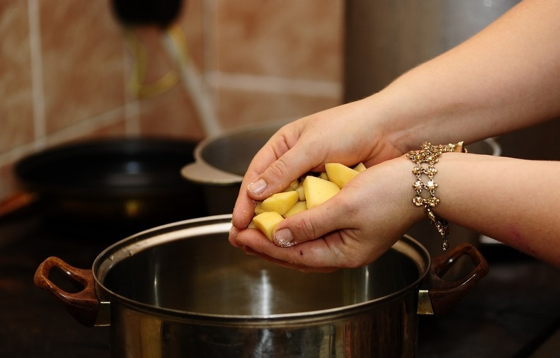 1. Этап. Суп из шпината замороженного: Затем в кастрюлю добавляем нарезанную кубиками картошку.