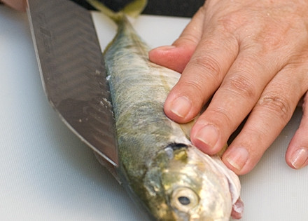 1. Этап. Жареная рыба с чили-пастой: 3. Промойте рыбу под проточной водой с солью, чтобы удалить слизь, обрежьте плавники. Сделайте два надреза вдоль по спинке (слева и справа от хребта).