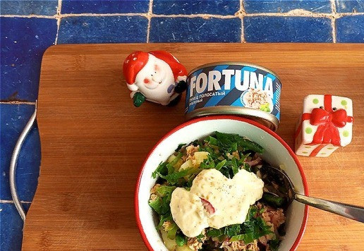 1. Этап. Салат с тунцом и стручковой фасолью: Отправляем картофель, фасоль и петрушку мелко порезанную в салатник к тунцу с луком. Выкладываем заправку, перемешиваем. Солим по вкусу и для сбалансированного вкуса добавляем немного сахара. Я добавила буквально 0,25 ч л. По желание ещё поперчим.