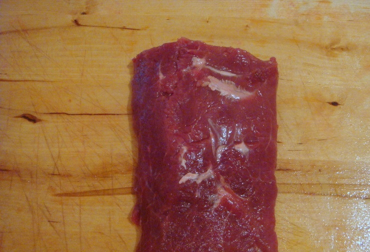 1. Этап. Говядина сыровяленая: Мясо промойте и обсушите.