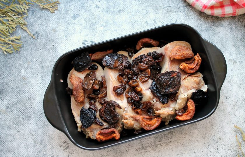 1. Этап. Язык по-кавказски: Сухофрукты вымойте и разложите поверх языка.