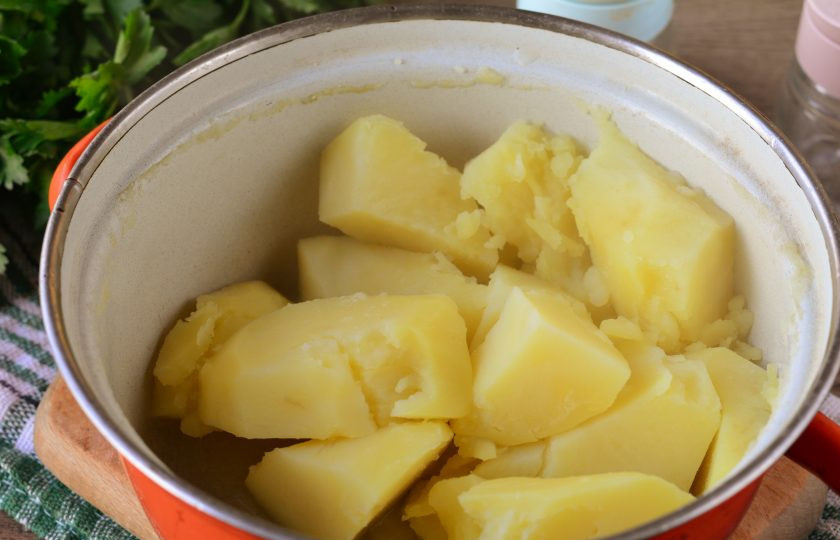 1. Этап. Пирожки с картошкой по бабушкиному рецепту: Приготовьте начинку. Почистите картошку и отварите в подсоленной воде 25 минут до мягкости. Затем горячую воду слейте.