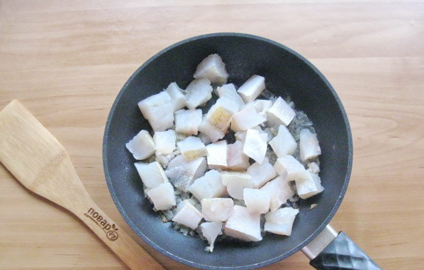 1. Этап. Пирог с судаком: Филе судака нарежьте кубиками и добавьте к луку.