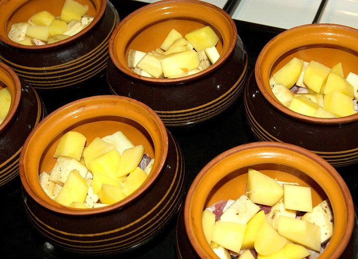 1. Этап. Чанахи из баранины: Затем кубики картофеля и баклажана.