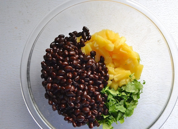 1. Этап. Салат с ананасом: 4. В салатник выкладываю ананас, черные бобы, орехи и зелень.