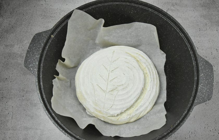 1. Этап. Ремесленный хлеб: Сделайте надрез при помощи лезвия, ножа или скальпеля.