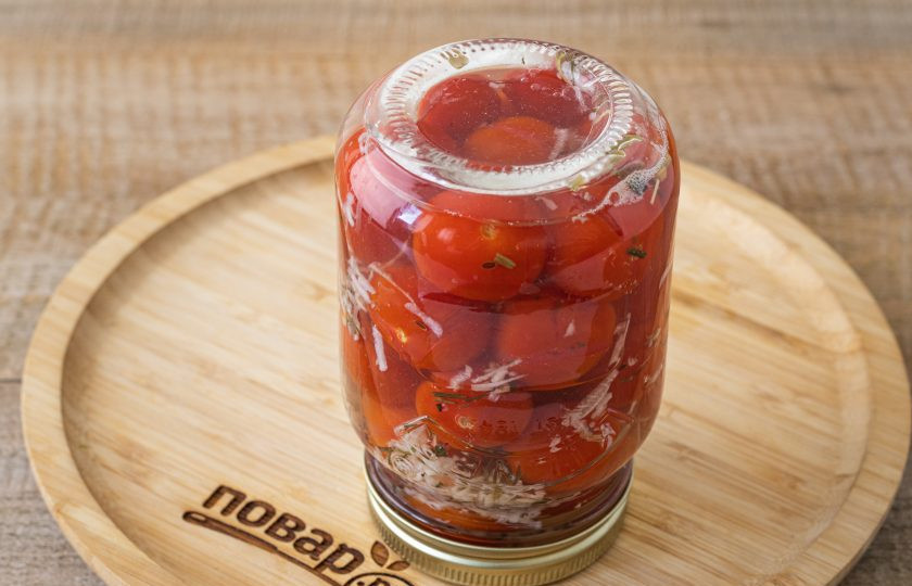 1. Этап. Помидоры с чесноком без уксуса на зиму: Снова влейте маринад. Банку плотно закупорите и переверните вверх дном. Укутайте в кухонное полотенце и оставьте так до полного остывания.