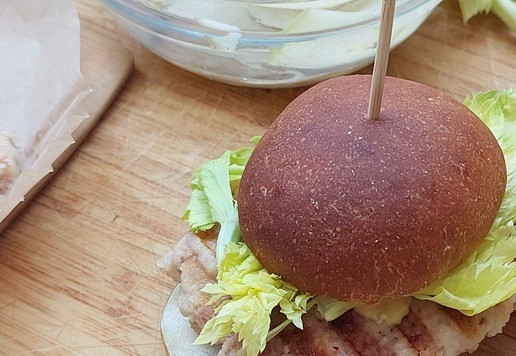 1. Этап. Манговый Верзила с котлетой из индейки: Накрываем сэндвич булочкой и втыкаем шпажку для укрепления конструкции. Таким же образом собираем остальные 