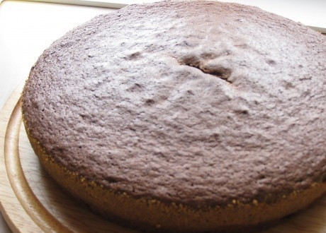 1. Этап. Торт Пьяная вишня классический: 3. Круглую форму застелите пекарской бумагой, осторожно перелейте в нее полученное тесто. Выпекайте бисквит приблизительно 45 минут при 180-190 градусах. Не открывайте духовку первые полчаса выпечки, иначе бисквит осядет!