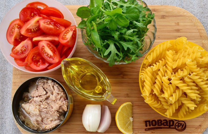 1. Этап. Паста-салат с консервированным тунцом: Помидоры, лук и зелень помойте, обсушите. Лук очистите. Тунец откиньте на сито, дайте стечь лишней жидкости, разомните вилкой.