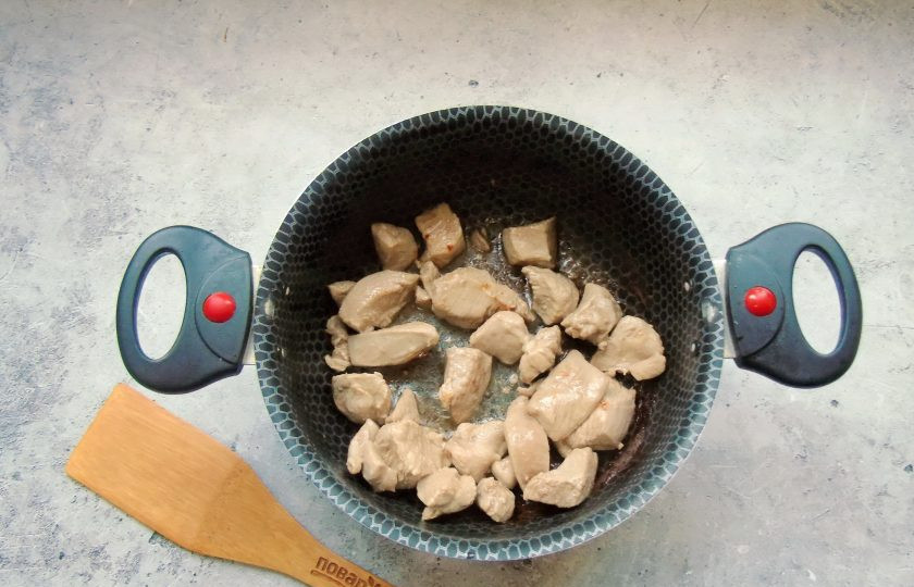 1. Этап. Индейка диетическая: Налейте немного рафинированного подсолнечного масла и тушите мясо до изменения цвета и испарения жидкости.