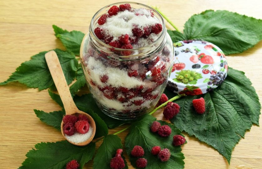 1. Этап. Малина в собственном соку на зиму: В стерилизованные баночки высыпьте 3 ст. л. малины, 2 ст. л. сахара. Чередуйте так до верха баночки. Аккуратно утрясите ягоду, досыпьте до верха. Прикройте чистыми сухими крышками, поставьте в холодильник минимум на 4 часа, пока малина пустит сок и растворится сахар. Можно оставить на ночь.