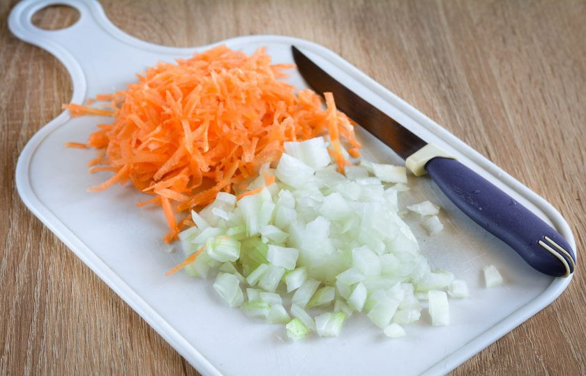 1. Этап. Гречка с фасолью: 5. Измельчите овощи: морковку натрите на терке, а лук накрошите кубиками.