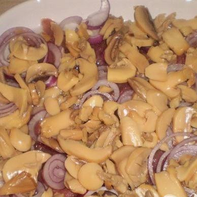 1. Этап. Мясо с грибами и помидорами: 2. Очищаем и промываем грибы, обсушим и нарежем кусочками. На лук выкладываем слой грибов.