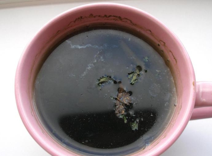 1. Этап. Здоровый хлеб: Стевию залейте кипятком на 15 минут.