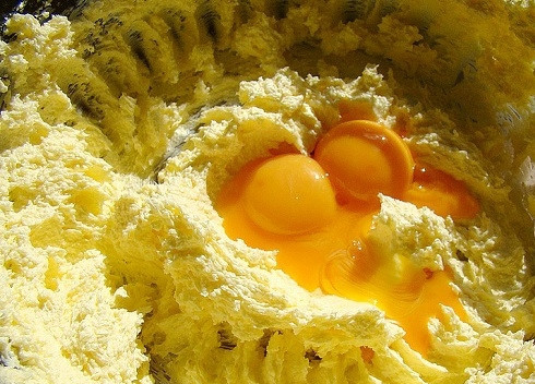 1. Этап. Лимонник пирог: Добавляем желтки, взбиваем.