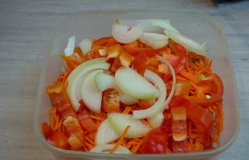 1. Этап. Синенькие с морковкой квашеные: Репчатый лук надо очистить и нарезать полукольцами, добавить к овощам.