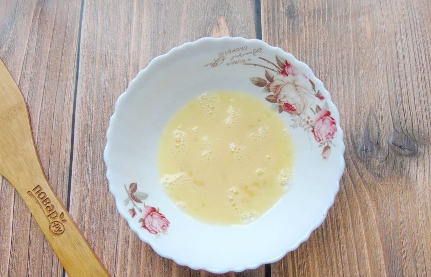 1. Этап. Отбивные в чесночно-укропном маринаде: Яйцо взбейте, как на омлет.