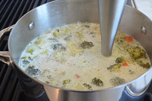 1. Этап. Крем-суп с брокколи и сыром: 8. Затем блендером взбейте суп до кремообразного состояния.