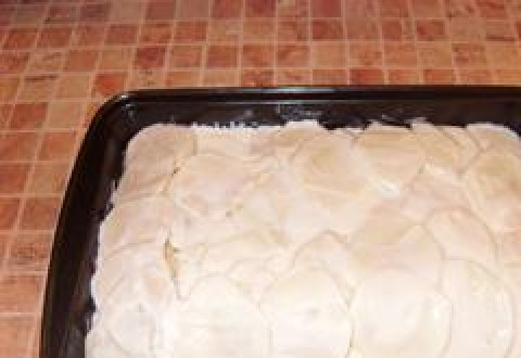 1. Этап. Камбала в духовке с картошкой: Поливаем приготовленной смесью картошку (можно посыпать сверху тертым сыром). Ставим в разогретую до 180 градусов духовку на 20-30 минут.