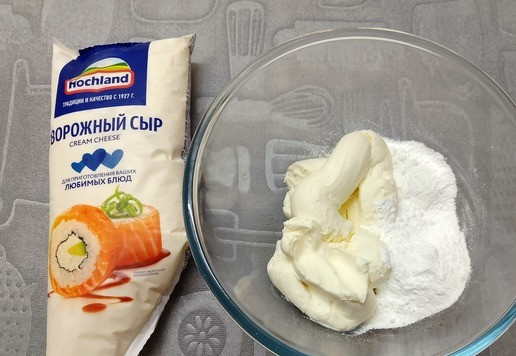 1. Этап. Шоколадные мини-вафли с кремом-чиз: Для крема в творожный сыр всыпать сахарную пудру, влить холодные сливки.