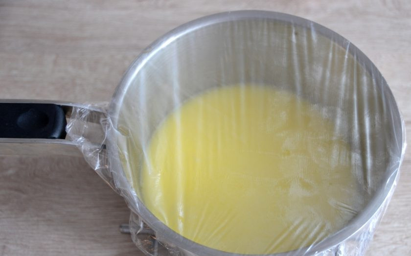 1. Этап. Суфле Крем-брюле: Если вы использовали стручковую ваниль, накройте пищевой пленкой и дайте настояться, если использовали ванильный экстракт или ванильный сахар, то этот шаг можно пропустить.