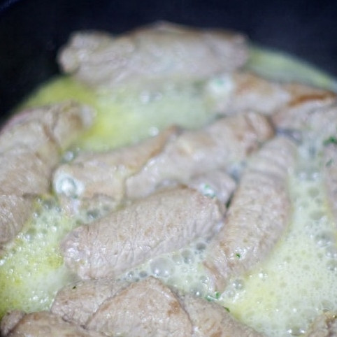 1. Этап. Рулетики из телятины: Когда рулетики с нижней стороны схватятся, аккуратно вытащите зубочистки и переверните рулетики. Осторожно обжарьте до равномерной легкой корочки со всех сторон.