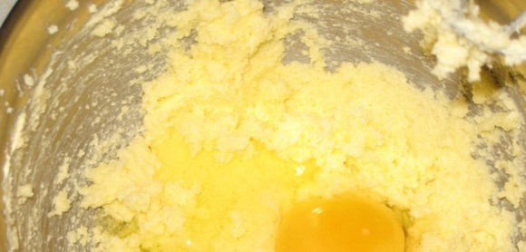 1. Этап. Торт Катерина: 1. Делаем бисквит. Мягкий маргарин растираем с сахаром. Добавим яйца и перемешаем до однородности.